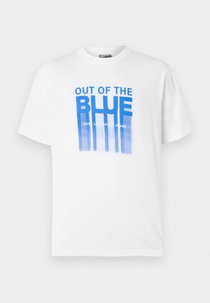 Valge lühikeste varrukatega t-särk sinise kirjaga „OUT OF THE BLUE“ ja vertikaalsete gradientvöönditega, väiksema tekstiga „KARL LAGERFELD JEANS“ all.