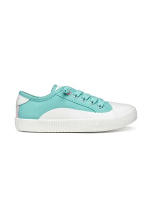 Sneakers in tela blu chiaro con suola in gomma bianca, caratterizzati da un design con lacci e piccoli dettagli rosa sui lati. Puntale arrotondato e tessuto texture.