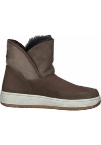 Braune Knöchelstiefel aus Wildleder und Leder mit einem gefalteten Design, einem weichen Futter aus Fell oben und einer weißen Gummisohle.