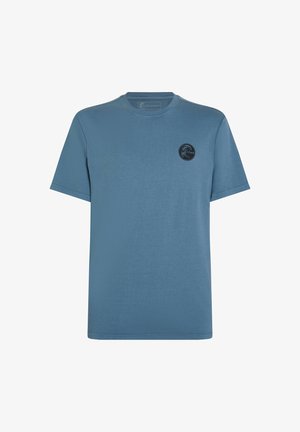 Sinine puuvillane T-särk, ümar kaelus, lühikesed varrukad ja ringikujuline must logo vasakul rinnal. Sile tekstuur ja lõdva istuvusega disain.