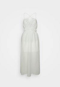 Robe maxi blanche avec un décolleté en V profond et des bretelles croisées. Tissu fluide, taille froncée et transparence, créant une silhouette élégante.