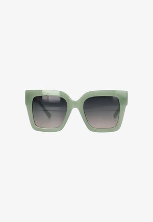 Gafas de sol cuadradas de color verde claro con un acabado brillante. Lentes oscuros en gradiente, montura gruesa con bordes suaves, sin marcas ni acentos visibles.