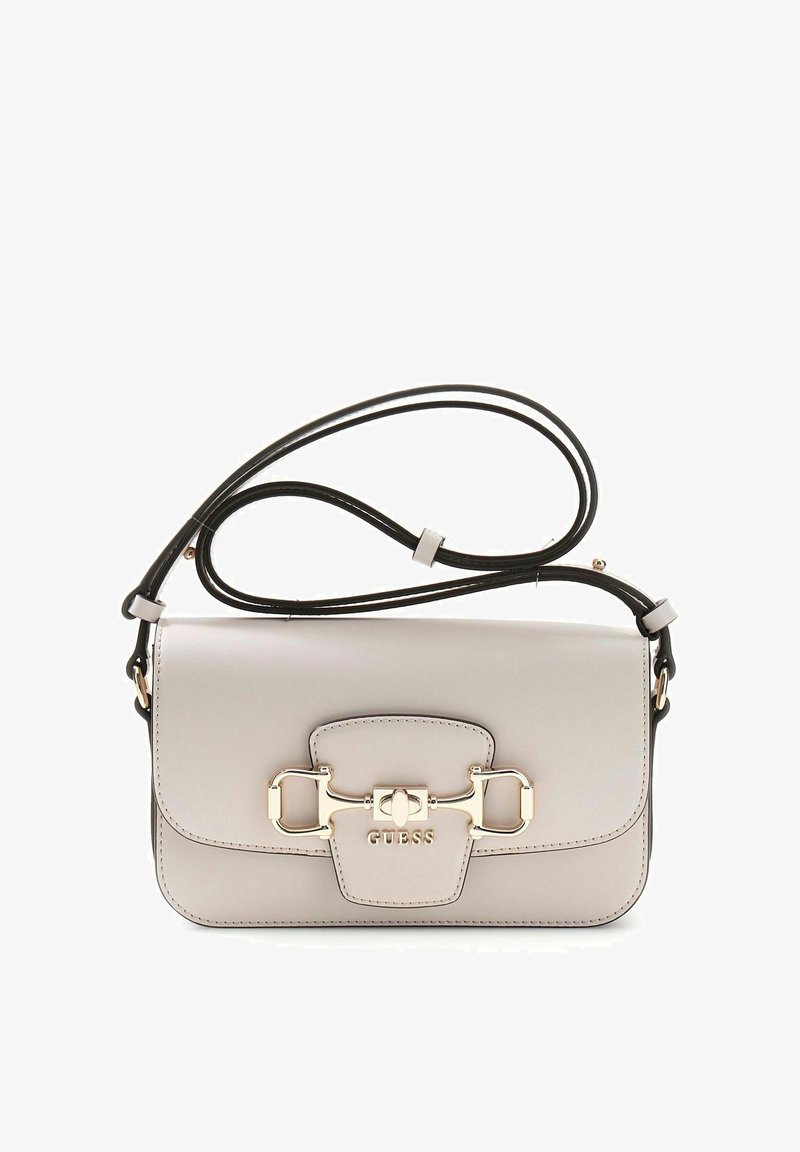 Sac bandoulière Guess en cuir gris clair avec fermoir doré et bandoulière noire réglable sur fond blanc.