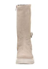 Knöchelhohe beigefarbene Wildlederstiefel mit seitlichem Reißverschluss, dekorativen Nieten und Gummisohle. Sie verfügen über eine glatte Oberfläche und subtile Steppnähte.