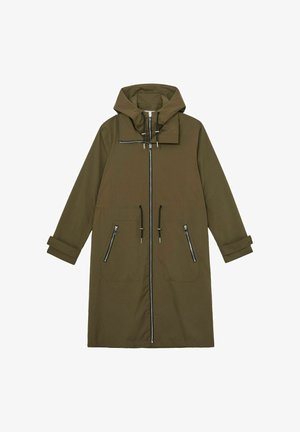 Długi oliwkowo-zielony płaszcz z kapturem, z przednim zamkiem błyskawicznym, regulowanymi linkami, zamkami błyskawicznymi w bocznych kieszeniach oraz regulowanymi mankietami.