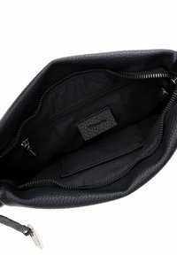 Interno di una borsa a tracolla nera in pelle, caratterizzato da una finitura testurizzata, compartimento con zip e fodera in tessuto con una tasca a soffietto.
