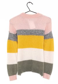Strickpullover mit horizontalen Streifen in Pink, Grau, Gelb, Weiß und Dunkelgrün. Rundhalsausschnitt und lange Ärmel mit gerippten Bündchen.