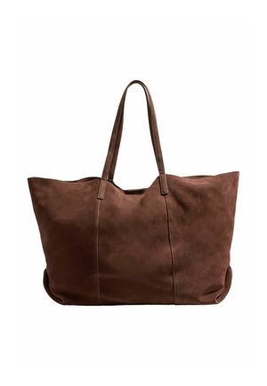 Stor blød brun ruskindstaske med dobbelte skulderremme og synlige syninger på en ensfarvet hvid baggrund.