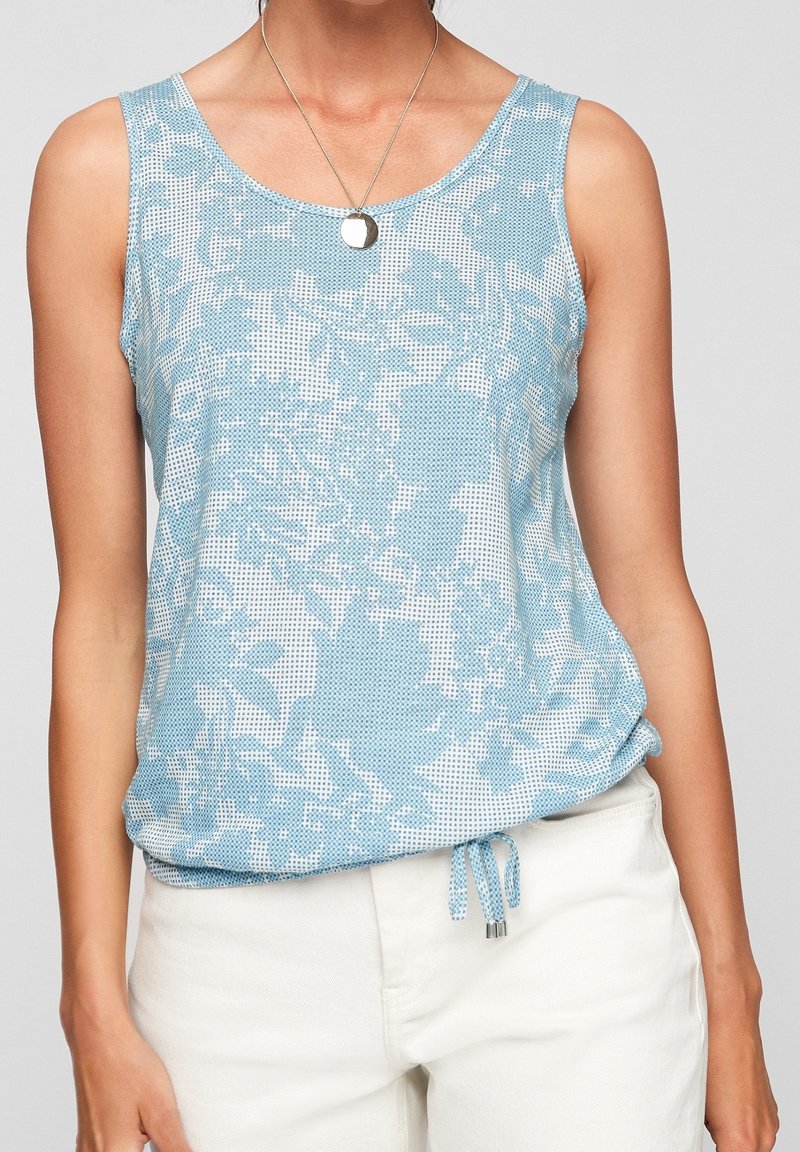 Jasnoniebieski top na ramiączkach z kwiatowym wzorem, wykonany z teksturowanej tkaniny; posiada okrągły dekolt i ściągacz na dole.
