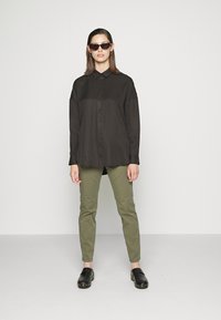 Selected Femme SLFMILEY - Chinos - ivy green