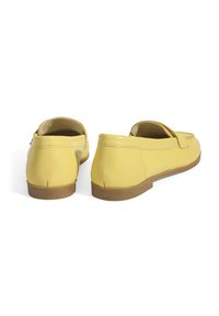 Gelbe Lederschlupfschuhe mit strukturierter Oberflächenbeschaffenheit, flacher Gummisohle und minimalistischen Design. Keine sichtbaren Beschläge oder Muster.