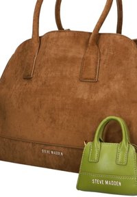 Bruine nep-suède handtas met dubbele handvatten, gecombineerd met een kleine groene leren tas. Beide hebben gouden hardware en een reliëf merknaam.