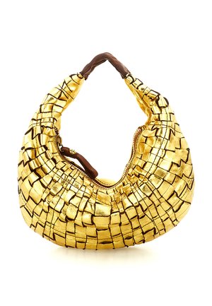 Borsa hobo in pelle intrecciata color oro a forma di mezzaluna con manico e cerniera in pelle marrone, su sfondo bianco.