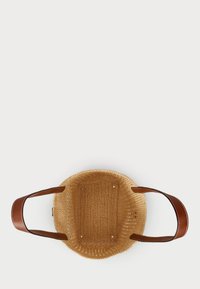 Πλεκτή τσάντα από καλάμια με στρογγυλό σχήμα, καφέ χρώμα και καφέ ψεύτικες δερμάτινες λαβές. Διαθέτει ανοιχτό επάνω μέρος και υφασμάτινο εσωτερικό με υφή.