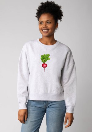 Grijze sweatshirt met een levendig rode radijsafbeelding met groene bladeren. Losse pasvorm, ronde hals en ribbelboorden aan de mouwen en onderkant.