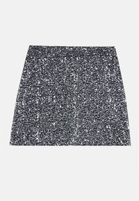 Srebrna mini krilo s sequinci, ki ima teksturiran vzorec in ravno krojenje. Tkanina se zdi svetleča in odsevna.