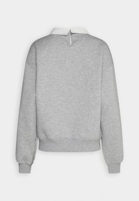 Sudadera gris con un cuello blanco, dobladillo acanalado y puños. Cuenta con una abertura en la parte posterior para mayor detalle. Textura suave.