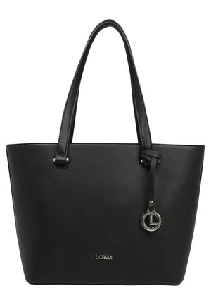 Schwarze Leder-Handtasche im minimalistischen Design, mit stabilen Griffen und einem silbernen Logo-Anhänger. Einfache, strukturierte Oberfläche.