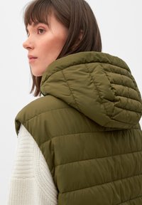 s.Oliver LANGE  MET CAPUCHON - Weste - olivgrün