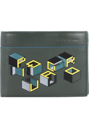 Portafoglio verde in pelle con motivi geometrici a cubo in blu, nero e giallo. Presenta un accento in blu impresso e bordi cuciti.
