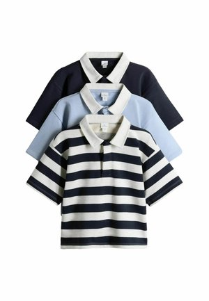 Tre kortærmede polo-shirts stablet, en marineblå med hvid krave, en lyseblå med hvid krave og en marineblå og hvid med vandrette striber med hvid krave.