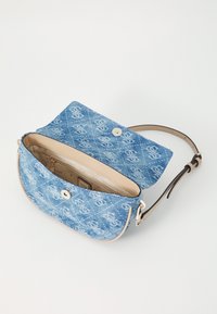 Modrá denimová crossbody taška s prešívaným dizajnom, béžovými koženými akcentmi a gombíkovým zapínaním. Interiér obsahuje zipsovú kapsu a značkovú visačku.