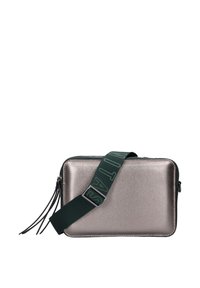 Metallisch zilver rechthoekige schoudertas met een groene strap, voorzien van tekst en zwarte accenten; inclusief een kwastje aan de rits.