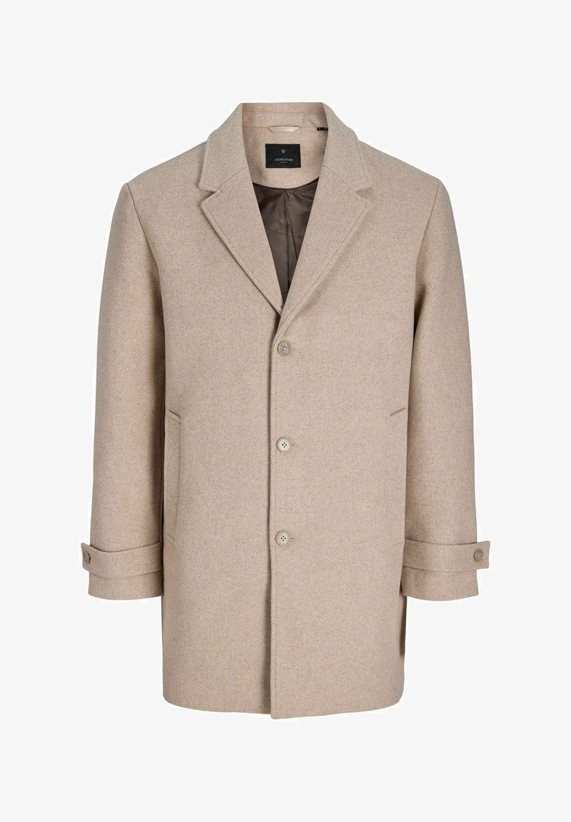 Manteau mi-long en laine beige avec trois boutons, revers à cran, poches latérales et brides de manchette boutonnées, présenté sur fond blanc.