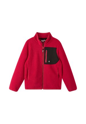 Rote Fleecejacke mit durchgehendem Reißverschluss, hohem Kragen und einer schwarzen Brusttasche mit rotem Reißverschluss auf weißem Hintergrund.