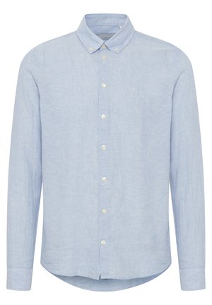 Cămașă albastră deschis, cu mânecă lungă, confecționată din in, având un guler normal cu butoni, nasturi pe față, un logo discret pe piept și un tiv curbat.