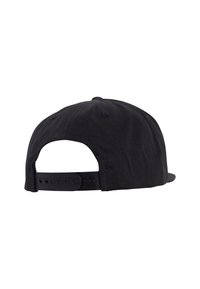 Svart keps med en solid design, utrustad med en platt skärm och justerbar plastrem bak för storleksjustering.