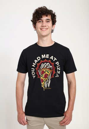 POP CREATURE HAD ME AT PIZZA - T-shirt con stampa - black