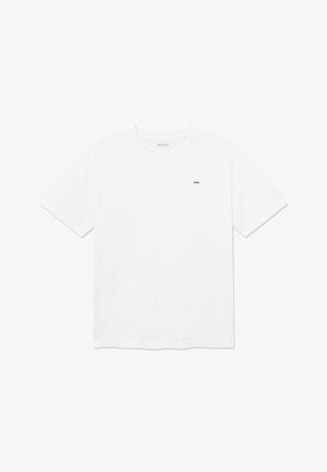 Camiseta blanca de algodón con cuello redondo y mangas cortas. Presenta un pequeño logo negro en el pecho. Diseño limpio y minimalista.