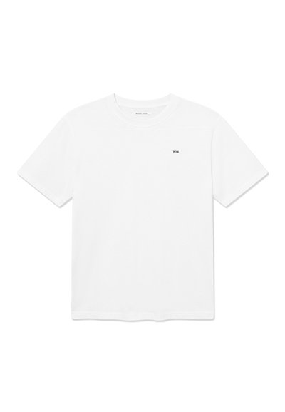 Camiseta blanca de algodón con cuello redondo y mangas cortas. Presenta un pequeño logo negro en el pecho. Diseño limpio y minimalista.