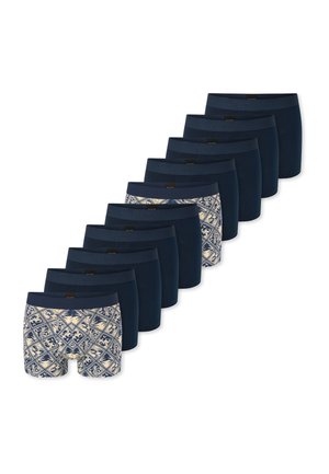 Zehn Boxer-Shorts für Herren in Marineblau, von denen drei ein beiges und marineblaues, filigranes geometrisches Muster aufweisen, in einer versetzten Reihe angeordnet.