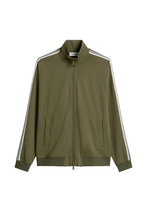 Kurtka na zamek w oliwkowozielonym kolorze, wykonana z gładkiego materiału, z wysokim kołnierzem, dwoma przednimi kieszeniami i białymi paskami na ramionach.