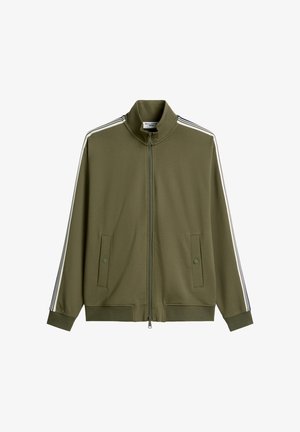 Kurtka na zamek w oliwkowozielonym kolorze, wykonana z gładkiego materiału, z wysokim kołnierzem, dwoma przednimi kieszeniami i białymi paskami na ramionach.