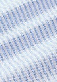 Tkanina bawełniana z na przemian grubymi niebieskimi i cienkimi białymi paskami, tworząca miękki, teksturowany wygląd z subtelnym wzorem.