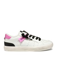 Witte leren sneaker met zwarte veters, roze accenten op de hiel en het label, geperforeerde details aan de zijkanten en een gestructureerde witte zool.