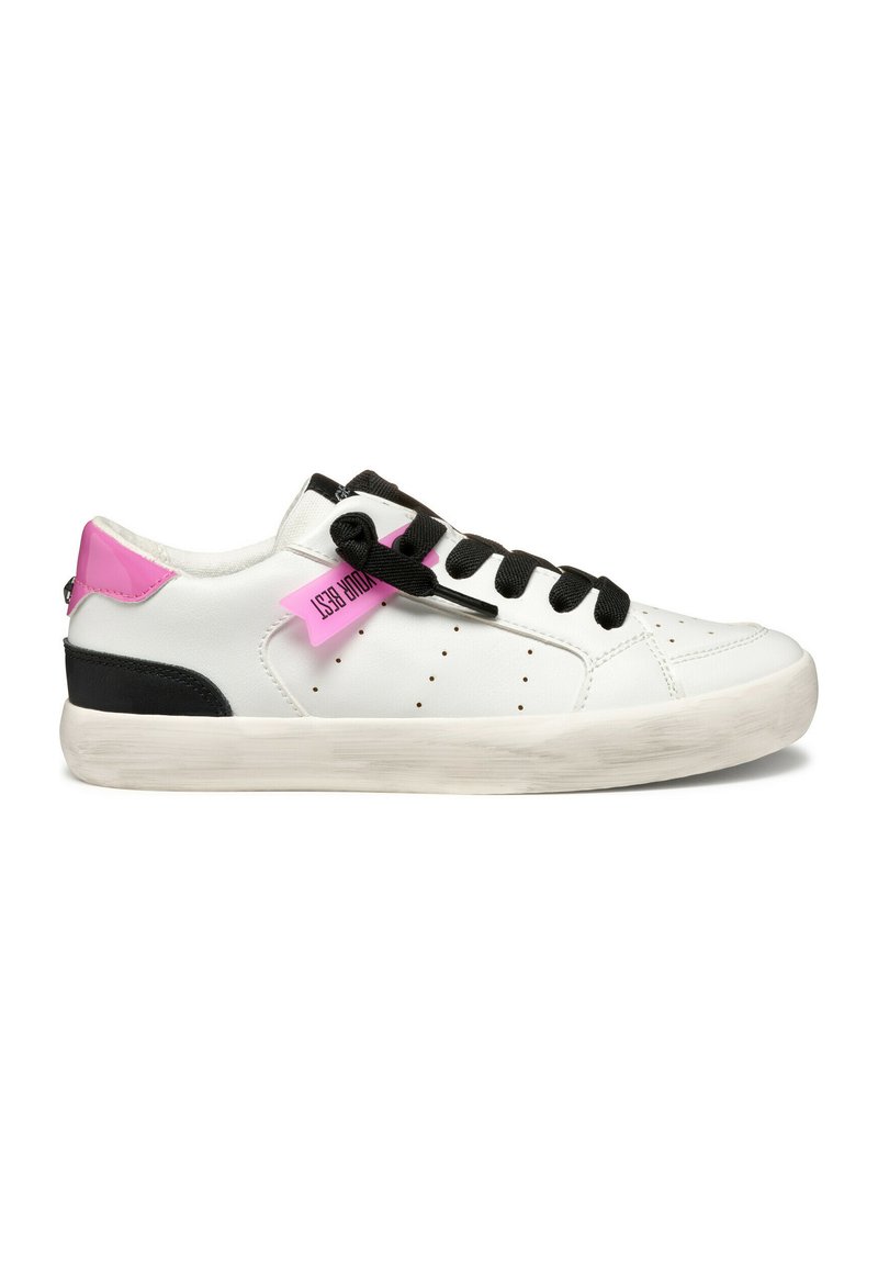 Witte leren sneaker met zwarte veters, roze accenten op de hiel en het label, geperforeerde details aan de zijkanten en een gestructureerde witte zool.