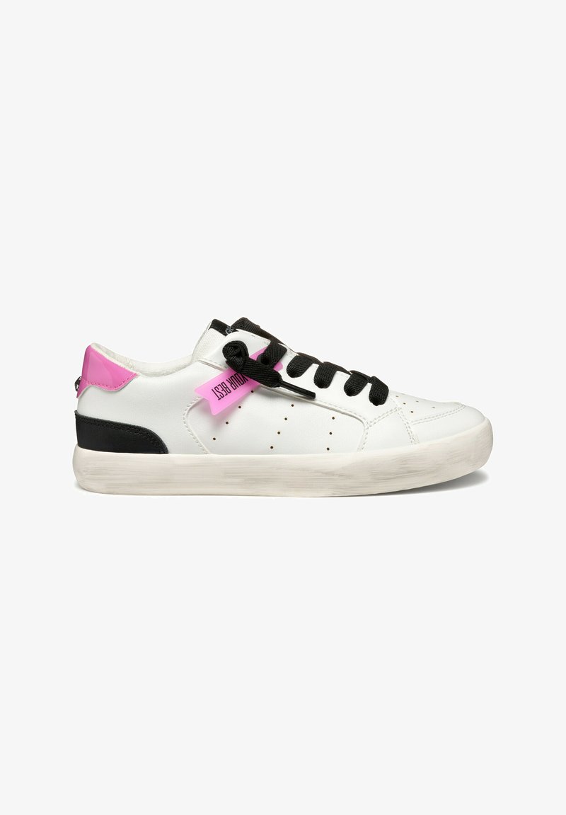 Zapatilla de piel blanca con cordones negros, detalles en rosa en el talón y la etiqueta, perforaciones en los laterales y una suela blanca texturizada.