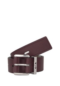 Ceinture en cuir bordeaux avec une boucle en métal argenté, présentant une forme rectangulaire et des détails de couture visibles, texture lisse et accent de logo.