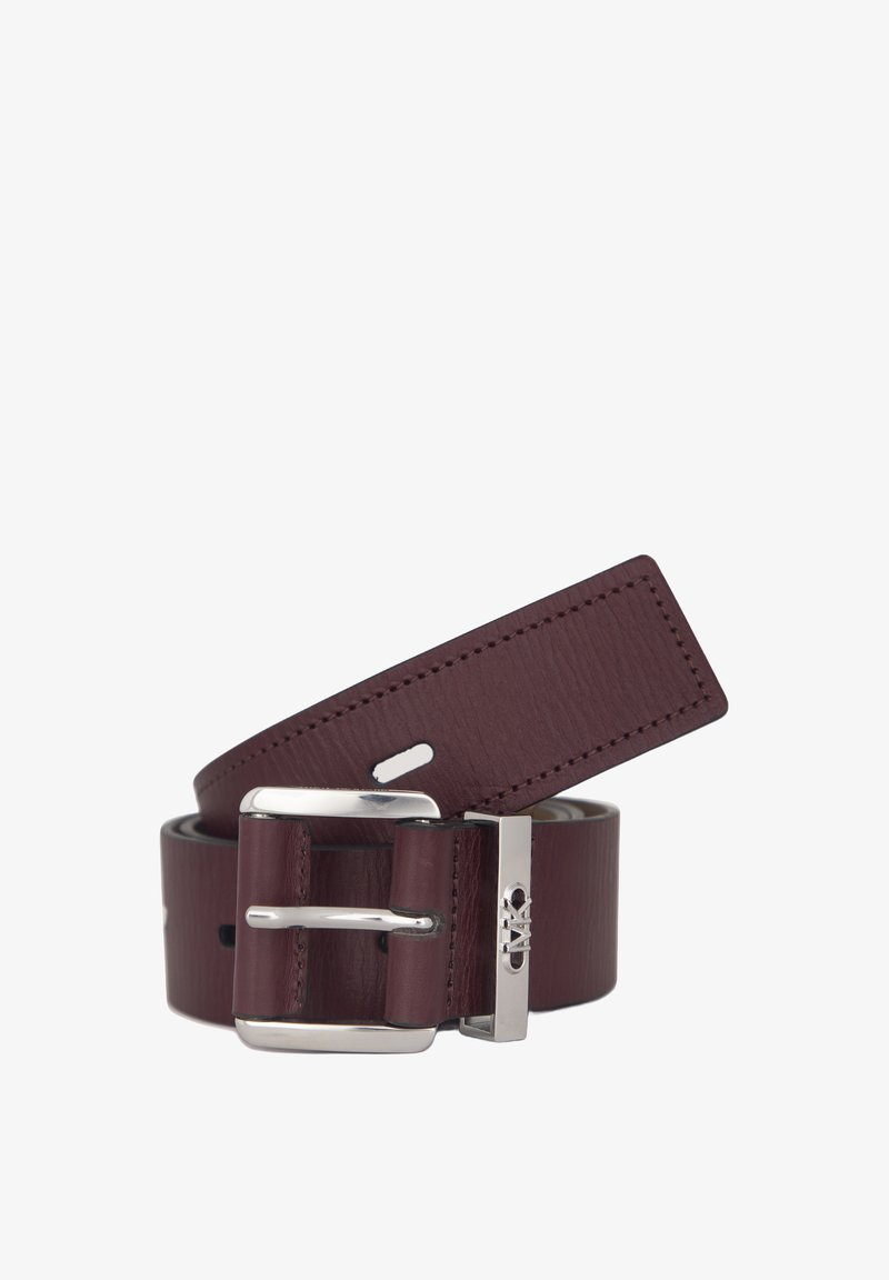 Ceinture en cuir bordeaux avec une boucle en métal argenté, présentant une forme rectangulaire et des détails de couture visibles, texture lisse et accent de logo.