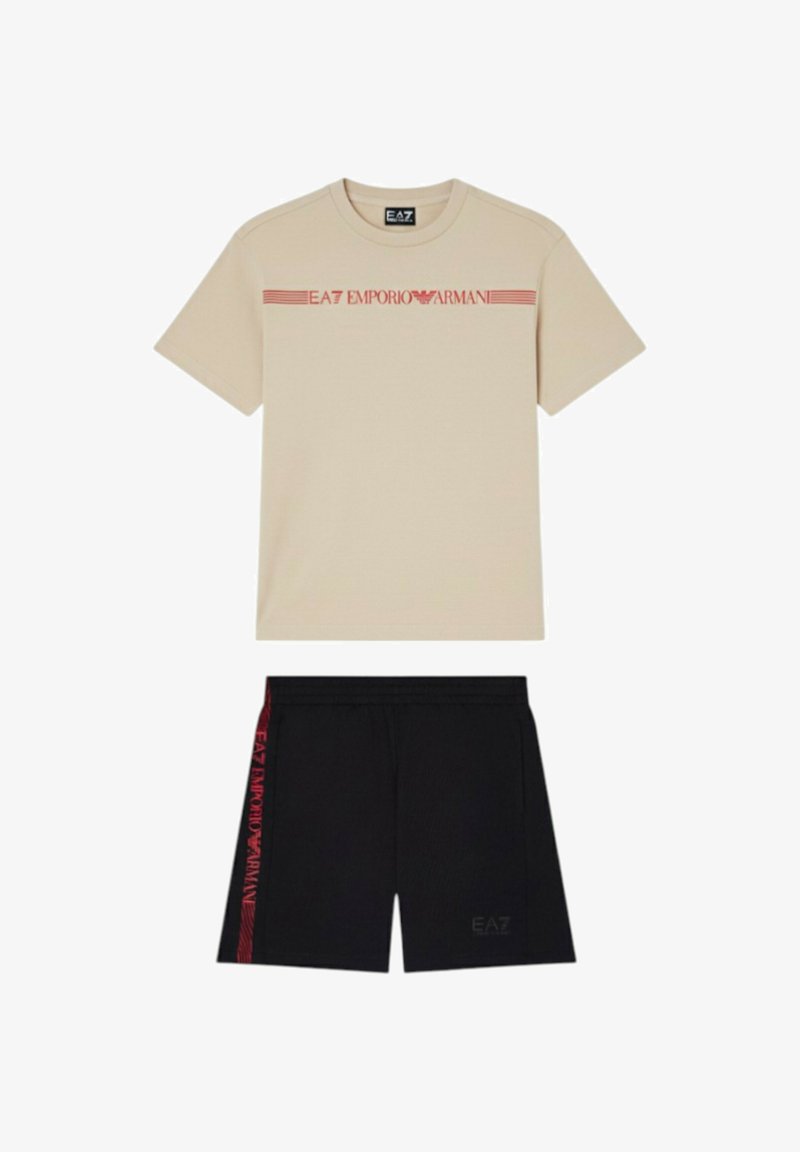 T-shirt beige a maniche corte con logo EA7 Emporio Armani rosso e pantaloncini neri con striscia rossa e marchio abbinati sul lato.