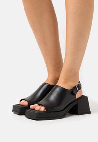 Vagabond - HENNIE - Sandalen met plateauzool - black Miniatuurafbeelding 1