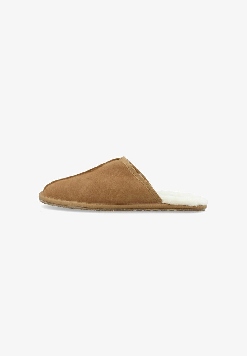 Brune ruskinds slippers med en blød hvid pelsforing, slip-on design, rund form og flad sål. Minimalistisk konstruktion og rene linjer.