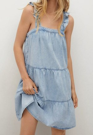 Vaaleansininen farkkumekko, jossa on röyhelöiset olkaimet, kerroksittainen malli, väljä istuvuus ja kaareva helma. Pehmeä koostumus näkyvine ompelusaineistoineen.