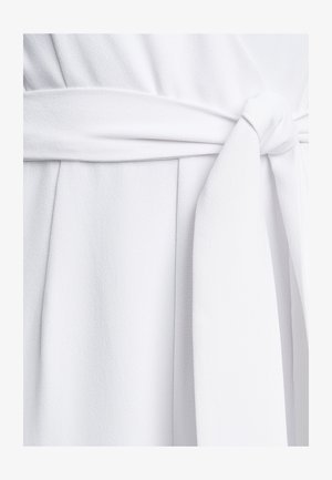 Hvid omslag kjole med et struktureret stof, der har en bånd i taljen og en glat finish. Detaljerede læg forbedrer draperingen og formen.