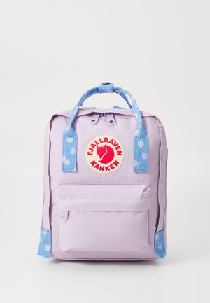 Paarse rugzak met blauwe stippenbanden, voorvak en een cirkelvormig rood logo met een vos. Gemaakt van duurzaam materiaal.