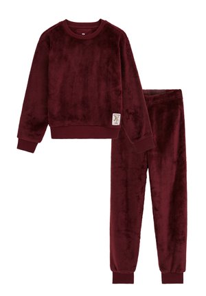 Bordeauxfarbener weicher Fleece-Langarmpullover und passende Hose mit einem elastischen Bund, gerippten Bündchen und einem kleinen Patch auf der Vorderseite des Pullovers.